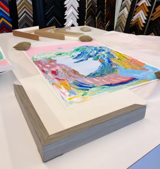 Her testes forskjellige rammer til et originalt maleri av Jeanette Lafontine! @jeanettelafontine 

.
.
.
.
#framing #contemporaryart #customframing #design #bergen #innramming #passepartout #painting